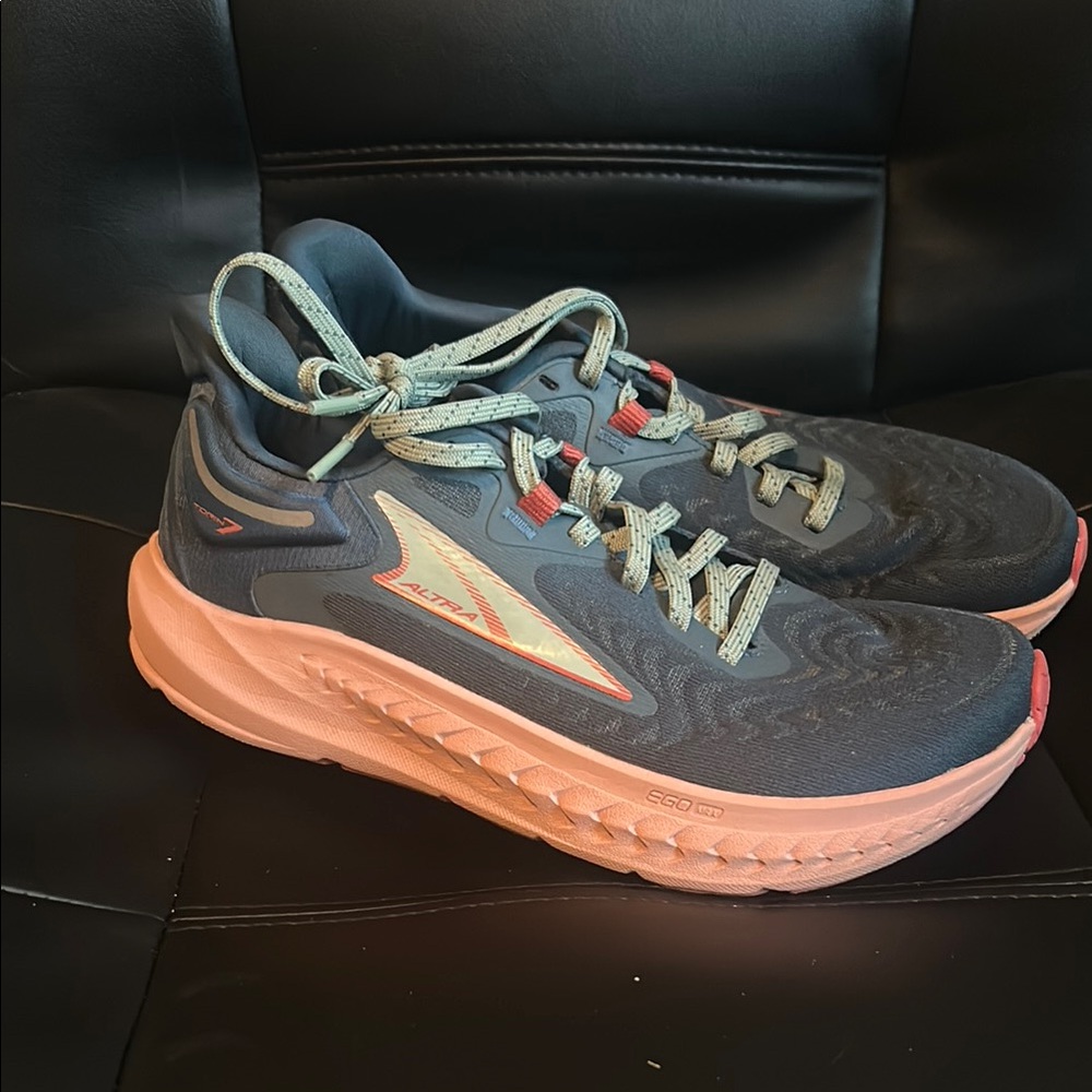 Altra Women's Torin 7 Shoes - Dark Blue and Coral size 7 in good condition